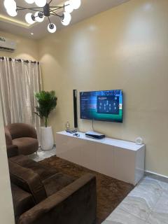 Unwind in style 2-bedroom shortlet, ps5, pool,gym - 7