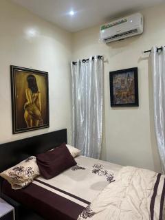 Unwind in style 2-bedroom shortlet, ps5, pool,gym - 4