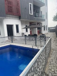 Unwind in style 2-bedroom shortlet, ps5, pool,gym - 1