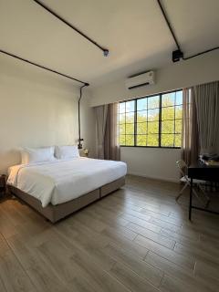 Holmes Pranakorn - 0