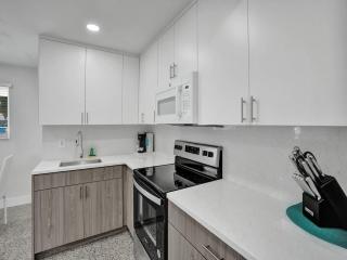 Coastal Charm Cozy 2BR Retreat in Pompano Beach - 1