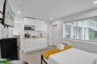 Coastal Charm Studio Retreat in Pompano - 4