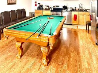 Luxurious 2BR Movie Theater Game Room Full Kitchen Gym - 3