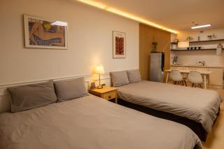 Direct Elevator to Hongik Univ Station, Exclusive 10yr Local Food Guide, NEW by 13yr Superhost, Professionally Maintained - 4