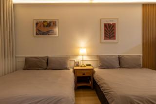 Direct Elevator to Hongik Univ Station, Exclusive 10yr Local Food Guide, NEW by 13yr Superhost, Professionally Maintained - 2