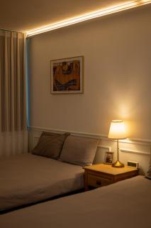 Direct Elevator to Hongik Univ Station, Exclusive 10yr Local Food Guide, NEW by 13yr Superhost, Professionally Maintained - 1