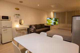 Direct Elevator to Hongik Univ Station, NEW by 13yr Superhost, Professionally Maintained - 2