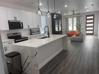 Luxury Downtown 4 Bedroom Home - 5