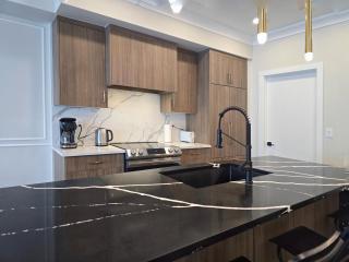 Family Stylish 1BR and Den Condo -Apartment with City View, Downtown, Balcony, Free Parking, In-Suite Laundry! - 3