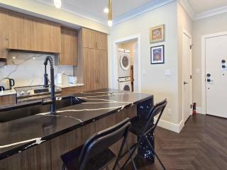 Family Stylish 1BR and Den Condo -Apartment with City View, Downtown, Balcony, Free Parking, In-Suite Laundry! - 4
