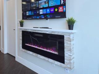 Family Stylish 1BR and Den Condo -Apartment with City View, Downtown, Balcony, Free Parking, In-Suite Laundry! - 5