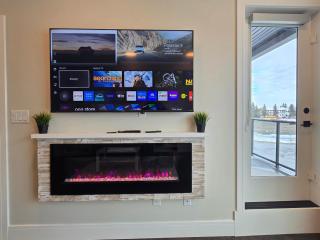 Family Stylish 1BR and Den Condo -Apartment with City View, Downtown, Balcony, Free Parking, In-Suite Laundry! - 6