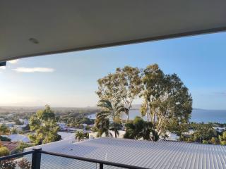 Centrally Located Home with Amazing Ocean View! Townsville - 3