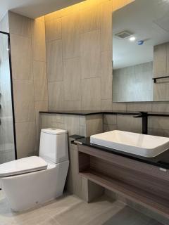 Holmes Pranakorn - 6