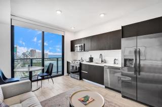 Lux Studio Miami and Bay views - 8