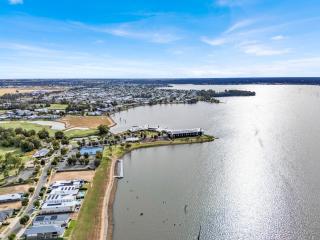 Absolute Waterfront lake house - 4