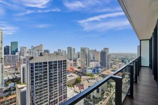 Luxury 2BR Condo w Bay and Skyline Views - 7