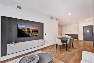 Luxury 2BR Condo w Bay and Skyline Views - 4