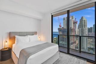 Luxury 2BR Condo w Bay and Skyline Views - 3