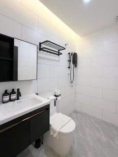 Rooms at Jalan Tekun 3mins Walk to Pelangi Plaza - 1