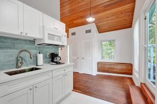 Tropical Oasis Studio w Pool - 2