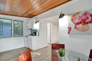 Tropical Oasis Studio w Pool - 3