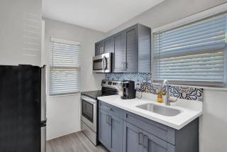 Rustic Retreats Spacious 1BR For 4 guests In The Heart of Fort Lauderdale - 4