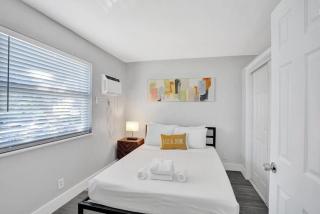 Rustic Retreats Beachy 1BR for 4 guests in the heart of Fort Lauderdale - 9
