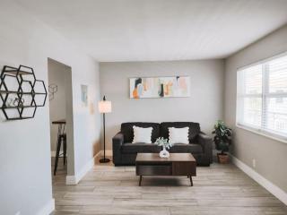 Rustic Retreats Cozy 2BR for 6 guests minutes from Las Olas - 8