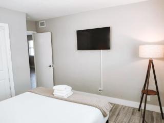 Rustic Retreats Cozy 2BR for 6 guests minutes from Las Olas - 5