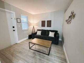 Rustic Retreats Modern 1BR for 4 guests in the heart of Fort Lauderdale - 7
