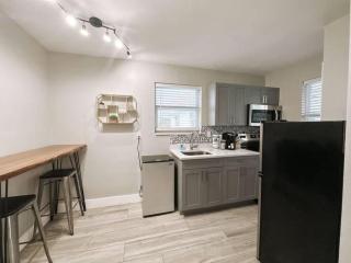 Rustic Retreats Modern 1BR for 4 guests in the heart of Fort Lauderdale - 4