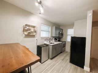 Rustic Retreats Modern 1BR for 4 guests in the heart of Fort Lauderdale - 2