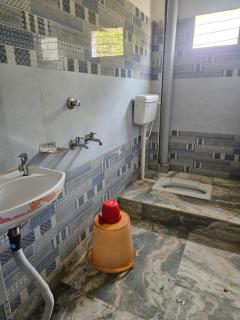 Pandit Devki Nandan Dharamsala & Guest House - 1