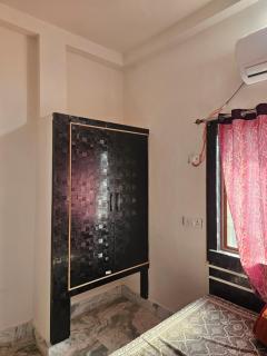 Pandit Devki Nandan Dharamsala & Guest House - 5