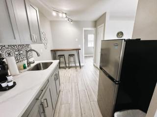 Rustic Retreats Modern 1BR for 4 guests in the heart of Fort Lauderdale - 7