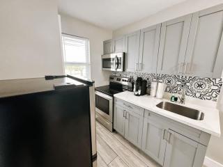 Rustic Retreats Modern 1BR for 4 guests in the heart of Fort Lauderdale - 1