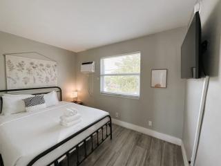 Rustic Retreats Cozy 1BR for 4 guests minutes from Las Olas - 3