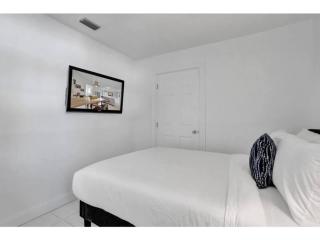 Waves Beach Town 2BR Apartment - Pompano Beach - 1