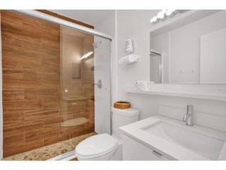 Waves Beach Town 2BR Apartment - Pompano Beach - 1