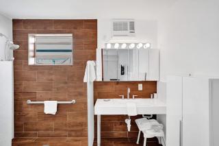 Waves Beach Town Studio Apartment - Pompano Beach - 3