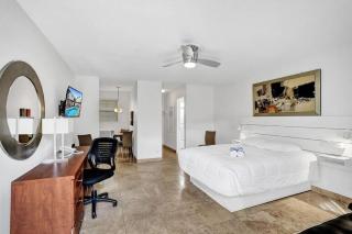Waves Beach Town Studio Apartment - Pompano Beach - 0