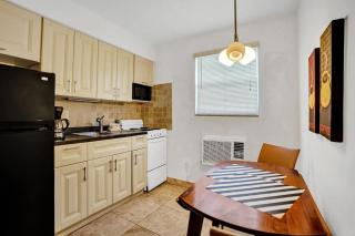 Waves Beach Town Studio Apartment - Pompano Beach - 8