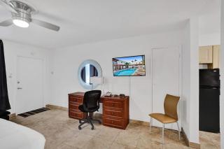 Waves Beach Town Studio Apartment - Pompano Beach - 3