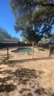 Downtown Buda home,swimming pool, jacuzzi, sleeps 10 - 4