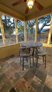 Downtown Buda home,swimming pool, jacuzzi, sleeps 10 - 3