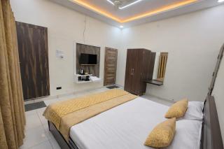 Hotel JL Palace Shri Mahakaleshwar Jyotirlinga Temple And Railway Station - Fully Air Conditioned Premium Room - Free Wi-fi - Free Parking Available - Best Premium Hotel In Ujjain - 5