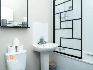 West End by Central Serviced Apartments - Cosy 1 Bedroom Flat - Fully Equipped - Perfect for Student or Professionals - WiFi - Parking - Modern - Smart TVs in All Rooms - Bus Route to Ninewells Hospital and City Centre - 8