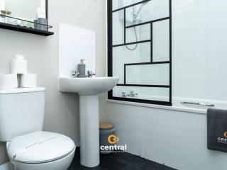 West End by Central Serviced Apartments - Cosy 1 Bedroom Flat - Fully Equipped - Perfect for Student or Professionals - WiFi - Parking - Modern - Smart TVs in All Rooms - Bus Route to Ninewells Hospital and City Centre - 4