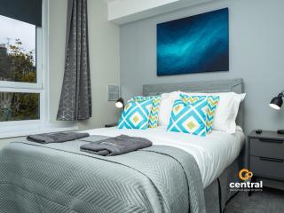 West End by Central Serviced Apartments - Cosy 1 Bedroom Flat - Fully Equipped - Perfect for Student or Professionals - WiFi - Parking - Modern - Smart TVs in All Rooms - Bus Route to Ninewells Hospital and City Centre - 9